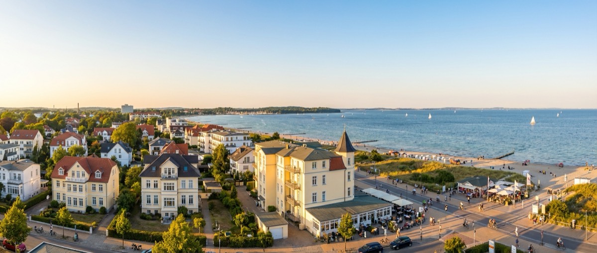 Wohnbebauung und Strandpromenade an der Lübecker Bucht